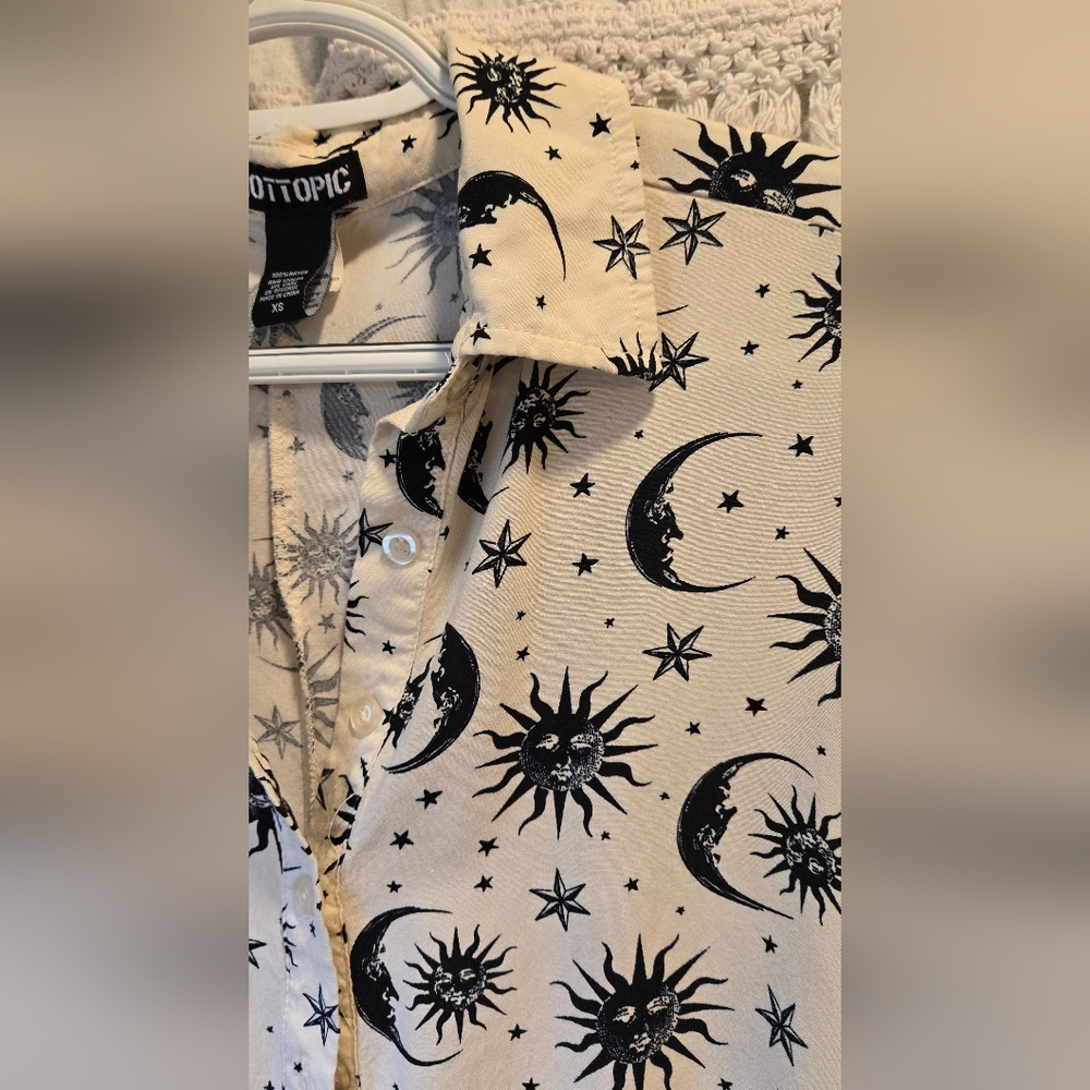 Hot Topic Cream & Black Celestial Moon Stars Oversized Crop Button-Up Shirt XS - Picture 6 of 8